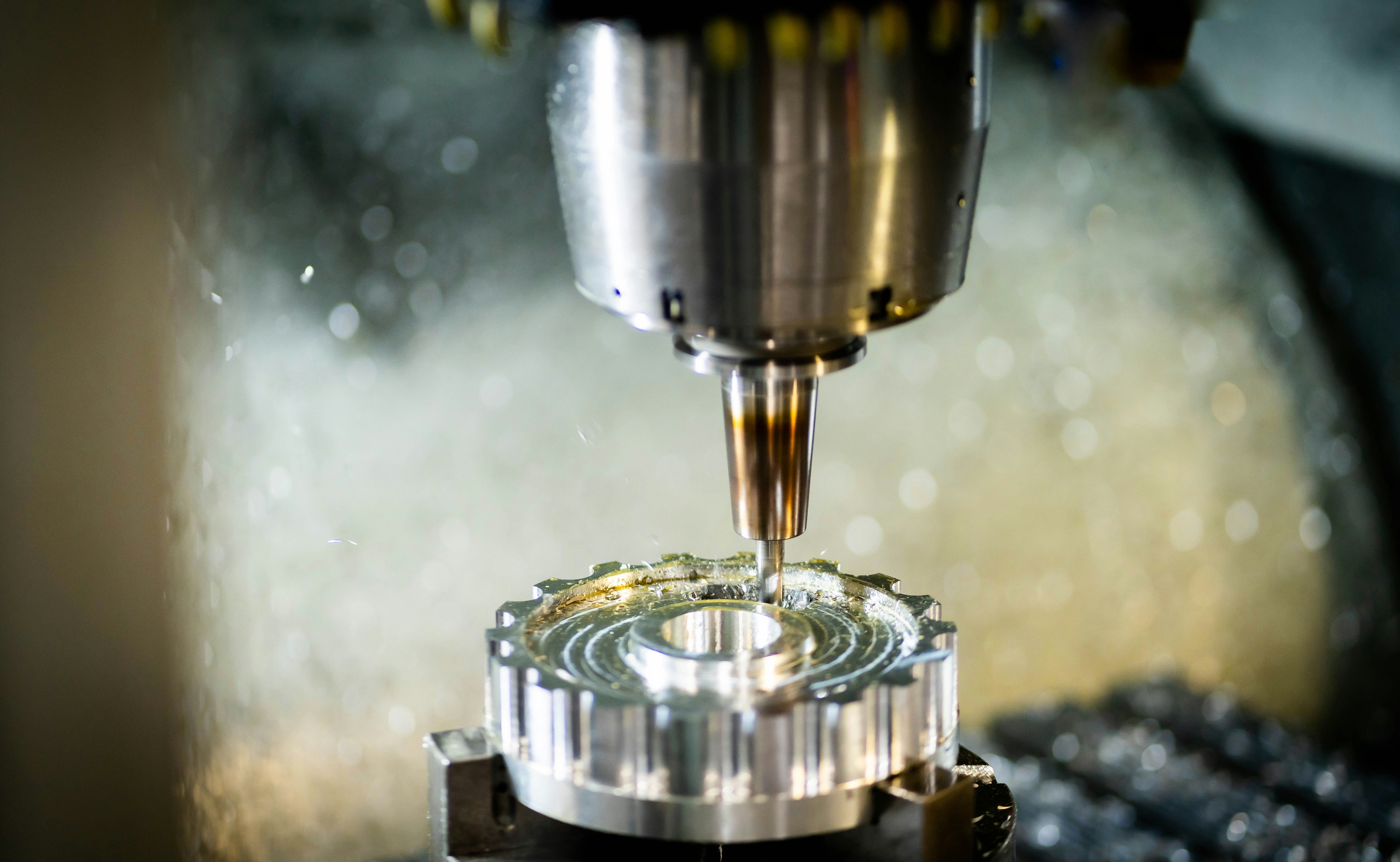 CNC-Bearbeitung eines Zahnrads in der Fertigung von VEH Antriebstechnik