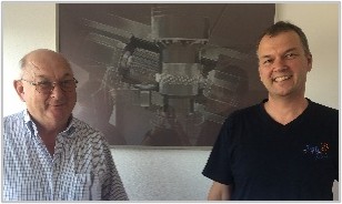 Wilhelm und Wolfgang Veh im Büro vor einer technischen Zeichnung, 1995